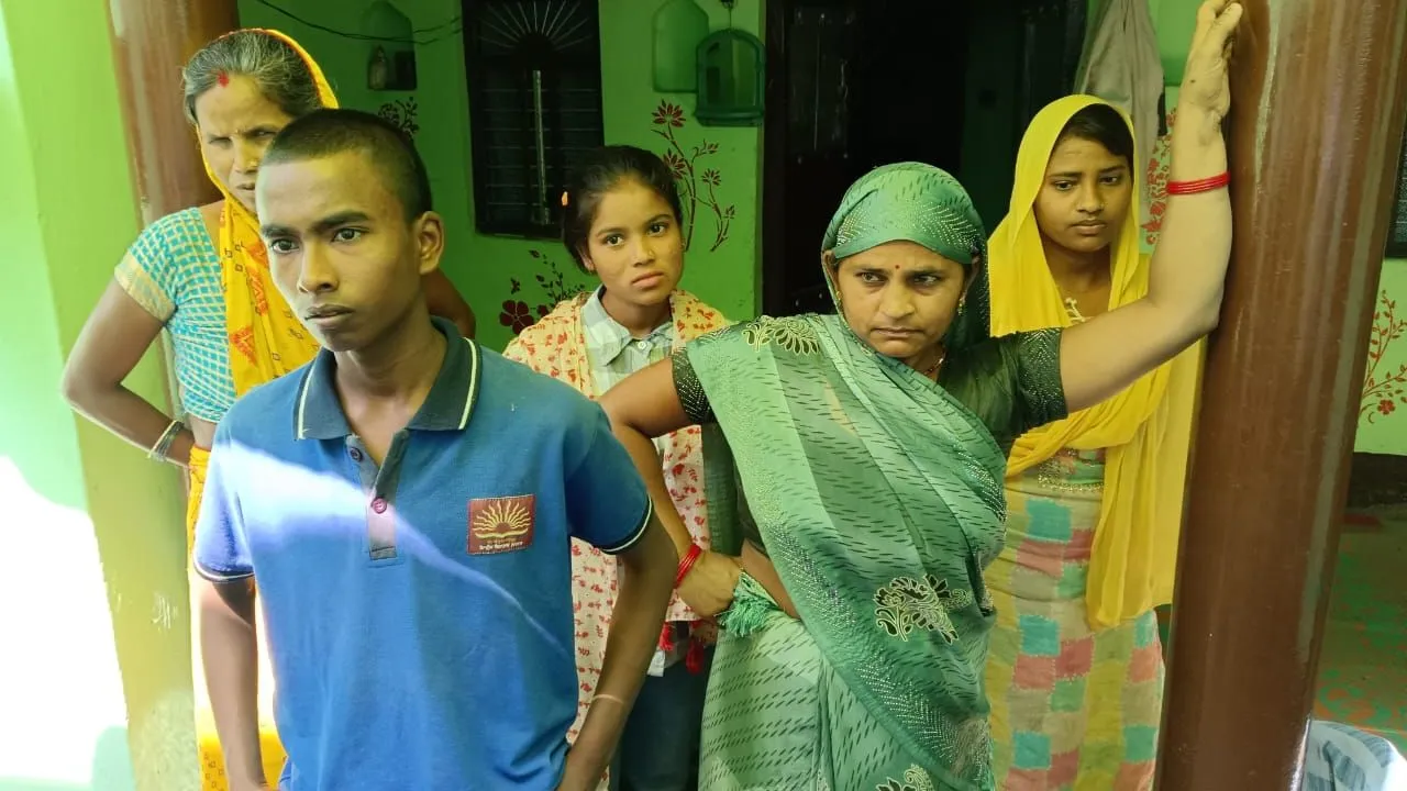 Farrukhabad: शिक्षक चोरी छिपे करा रहा था धर्म परिवर्तन; पुलिस को सौंपा गया, कई परिवारों का करा चुका धर्मांतरण 