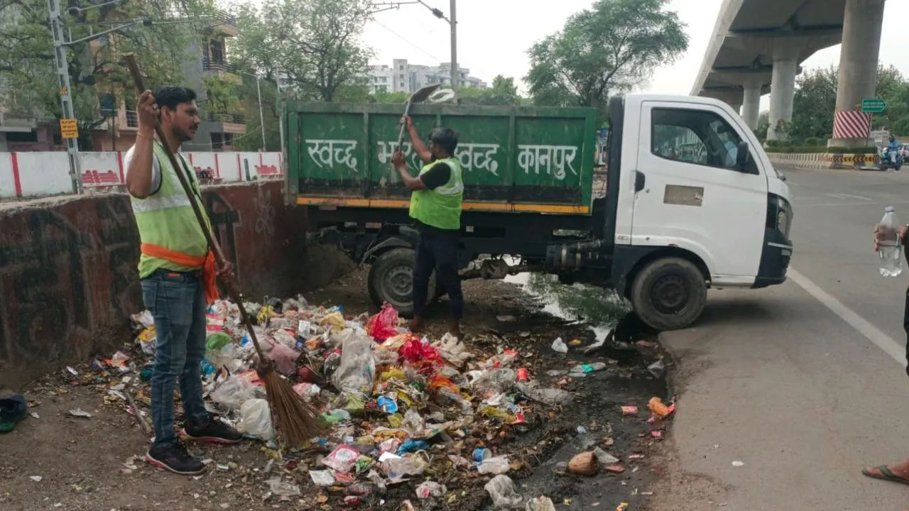 Kanpur: 'मुख्य सड़कों की यह हालत तो गलियों का क्या होगा', मार्गों पर कूड़ा देखकर नगर आयुक्त ने जताई नाराजगी, दिये ये आदेश