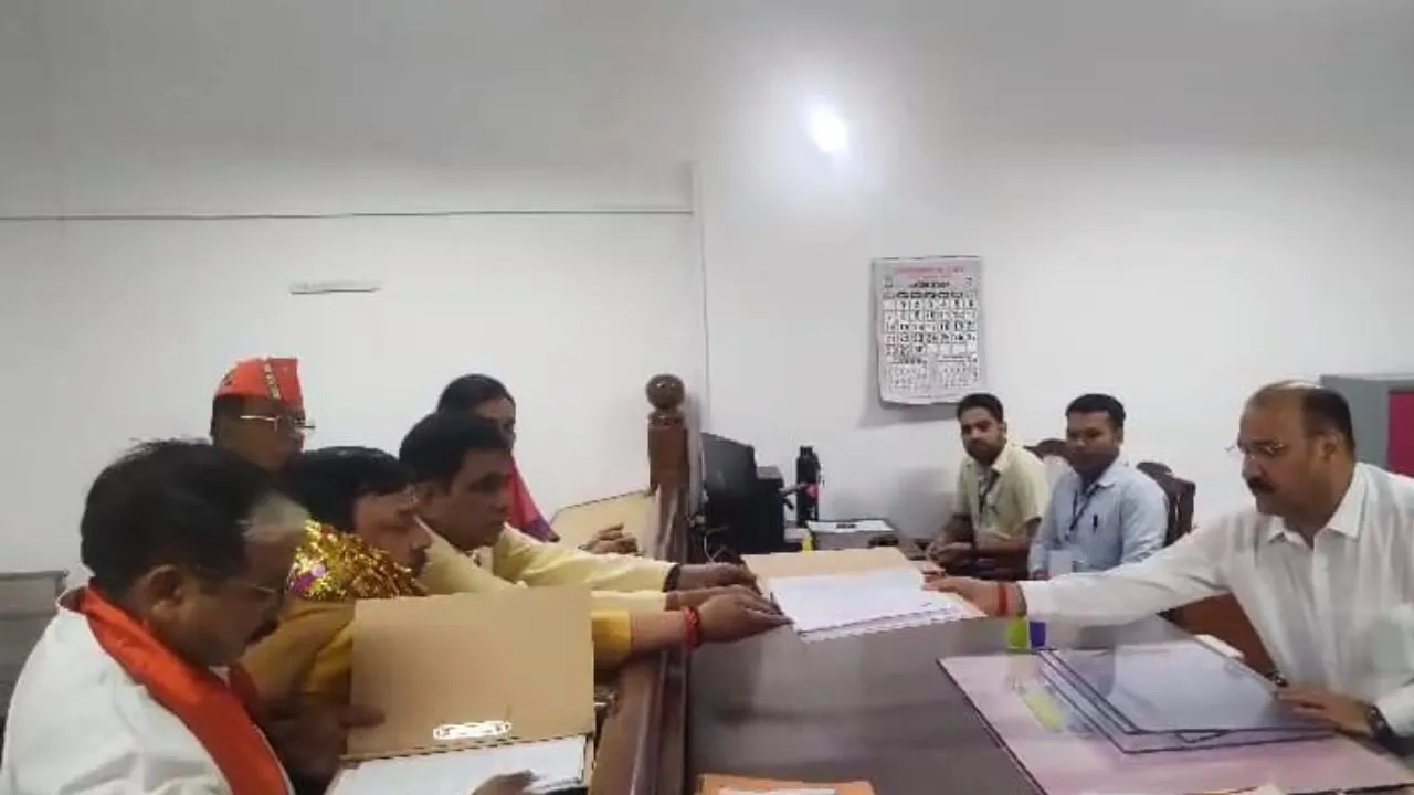 Lok Sabha Election 2024: भाजपा प्रत्याशी मुकेश राजपूत ने कराया नामांकन, बोले- जिले का विकास कराना मेरा पहला लक्ष्य...