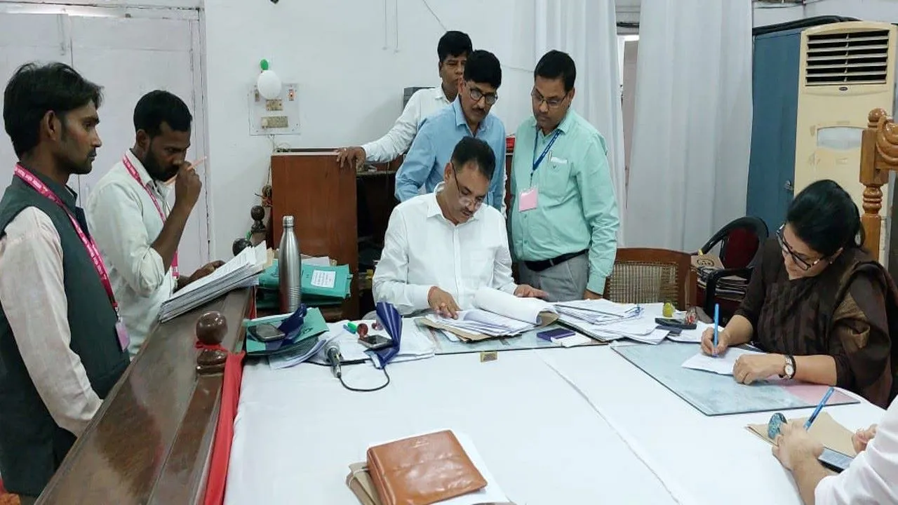 बहराइच: बीएसपी के उम्मीदवार समेत पांच ने दाखिल किया नामांकन