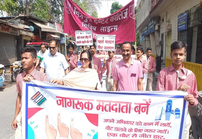 मुरादाबाद : अपने वोट का प्रयोग करें और देश को मजबूत बनाएं, रोटरी क्लब की ओर निकाली गई मतदाता जागरूकता रैली