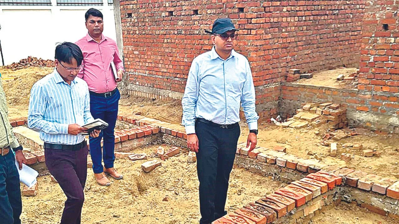 Kanpur: गोशाला में घटिया ईंट लगाने पर जुर्मांना...नगर आयुक्त ने राधिका उपवन गोशाला और एबीसी (डॉग्स) सेन्टर का किया निरीक्षण