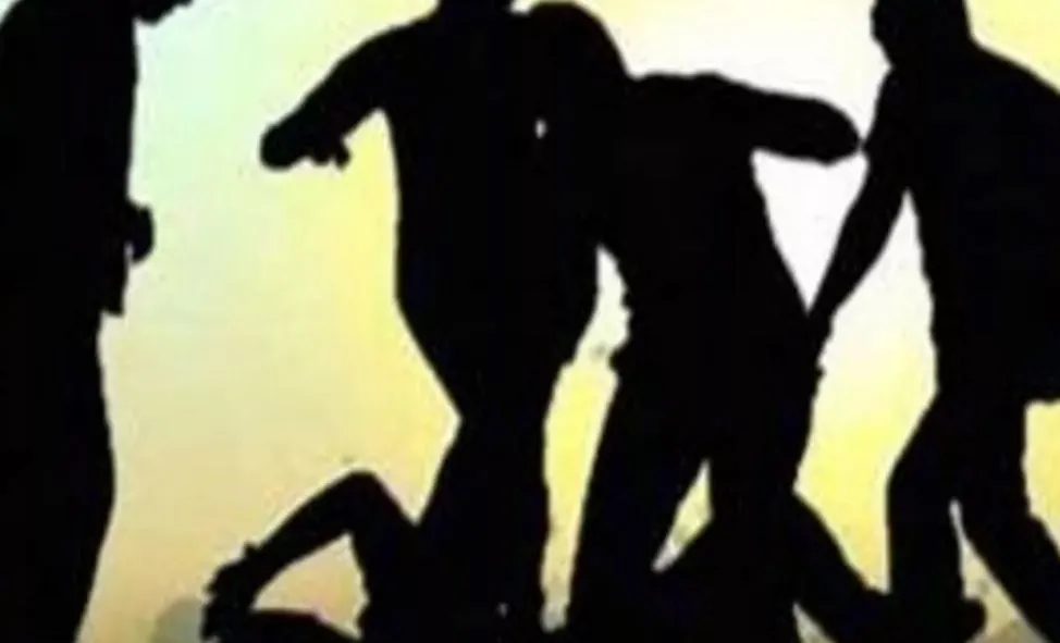 Bareilly News: आइसक्रीम एजेंसी में दबंगों का तांडव, मालिक के बेटे और भतीजे को बेरहमी से पीटा