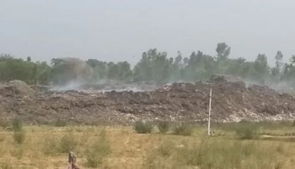 बदायूं: डंपिंग ग्राउंड में महीनों से सुलग रही आग, जहरीला धुआं फैला रहा बीमारियां 