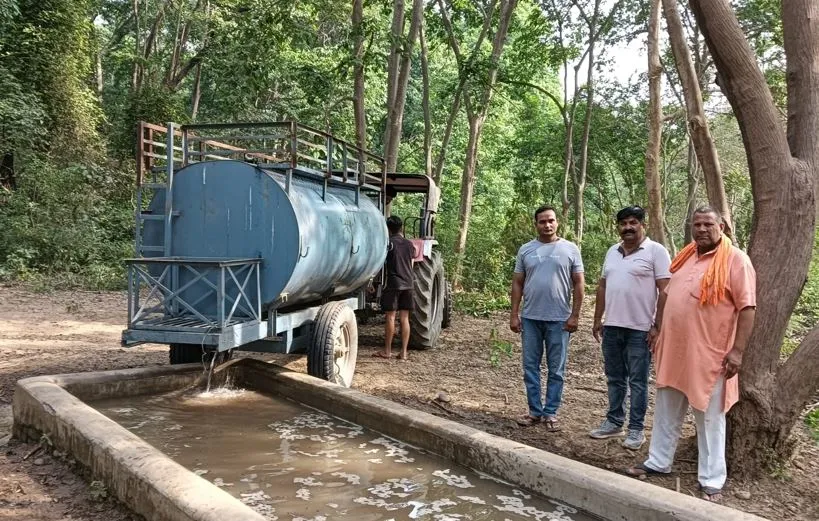 रामपुर: आरक्षित वन क्षेत्र में प्यासे पशु-पक्षियों को ग्रामीण पिला रहे पानी