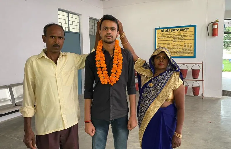 रामपुर: इंटरमीडिएट में किसान के बेटे ने कड़ी मेहनत कर प्रदेश में पाया 8वां स्थान, परिवार में खुशी की लहर 