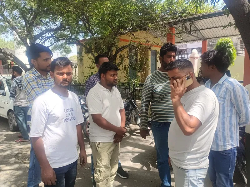 रामपुर : अनियंत्रित होकर खंभे से टकराई कार, दो दोस्तों की मौत...मचा कोहराम 