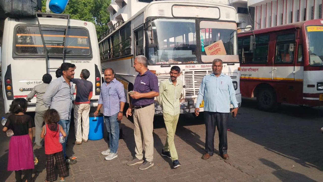 संयुक्त अभियान में चार अवैध बसें, एक वैन सीज, इन वाहनों के संचालन से बढ़ रही हैं सड़क दुर्घटनायें