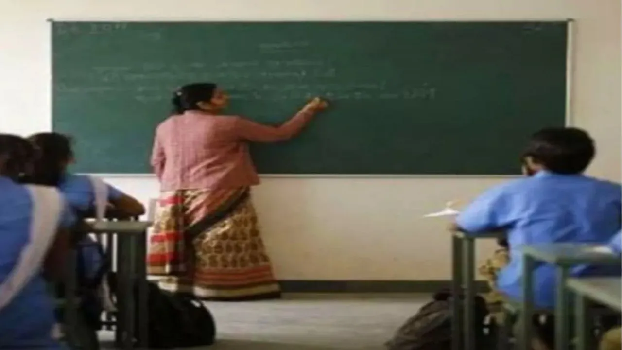 Unnao: परिषदीय विद्यालयों में चला औचक निरीक्षण अभियान; अनुपस्थित शिक्षण स्टाफ पर चला बीएसए का चाबुक 