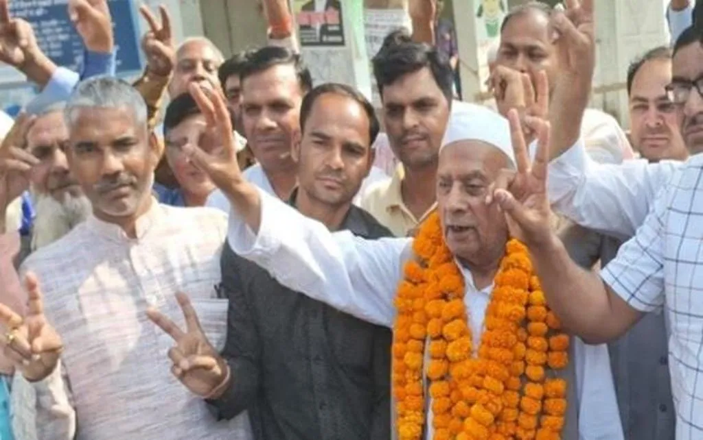 Bareilly News: याचिका दायर करने हाईकोर्ट पहुंचे छोटेलाल गंगवार, वकीलों से ली सलाह