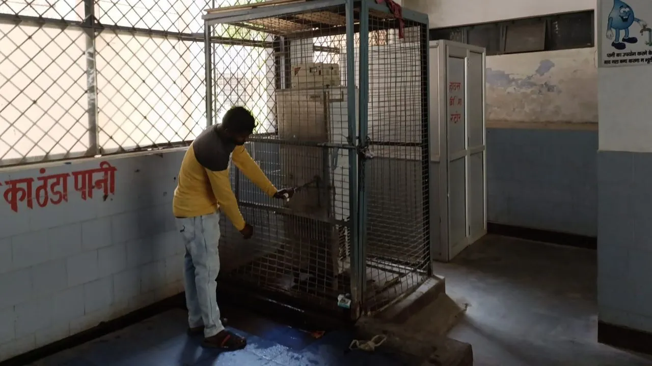 Farrukhabad: डॉक्टर राम मनोहर लोहिया अस्पताल के वाटर कूलर खराब; भीषण गर्मी में ठंडे पानी को तरस रहे मरीज व तीमारदार