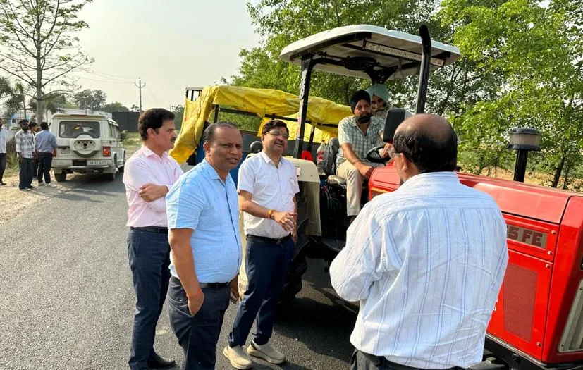 पीलीभीत: उत्तराखंड बॉर्डर पर टीम के साथ पहुंचे संयुक्त आयुक्त, किसानों से की यूपी के ही क्रय केंद्रों पर ही गेहूं बिक्री करने की अपील