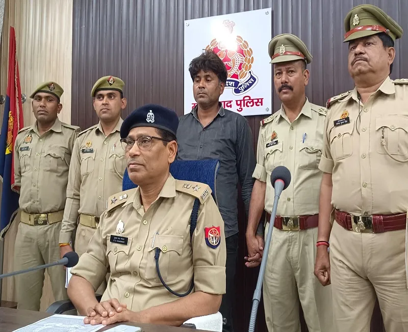 मुरादाबाद : पुराने क्षतिग्रस्त स्कूल में चल रही रही थी अवैध शस्त्र निर्माण की फैक्ट्री, उपकरण के साथ आरोपी को दबोचा
