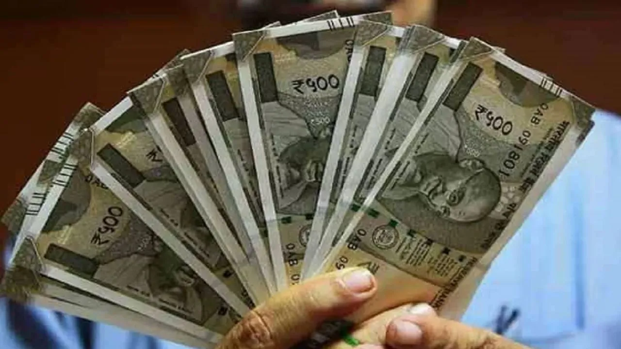 यूपी ग्रामीण बैंक का अजब-गजब कारनामा, शिक्षक के खाते से गायब हुए 74 हजार