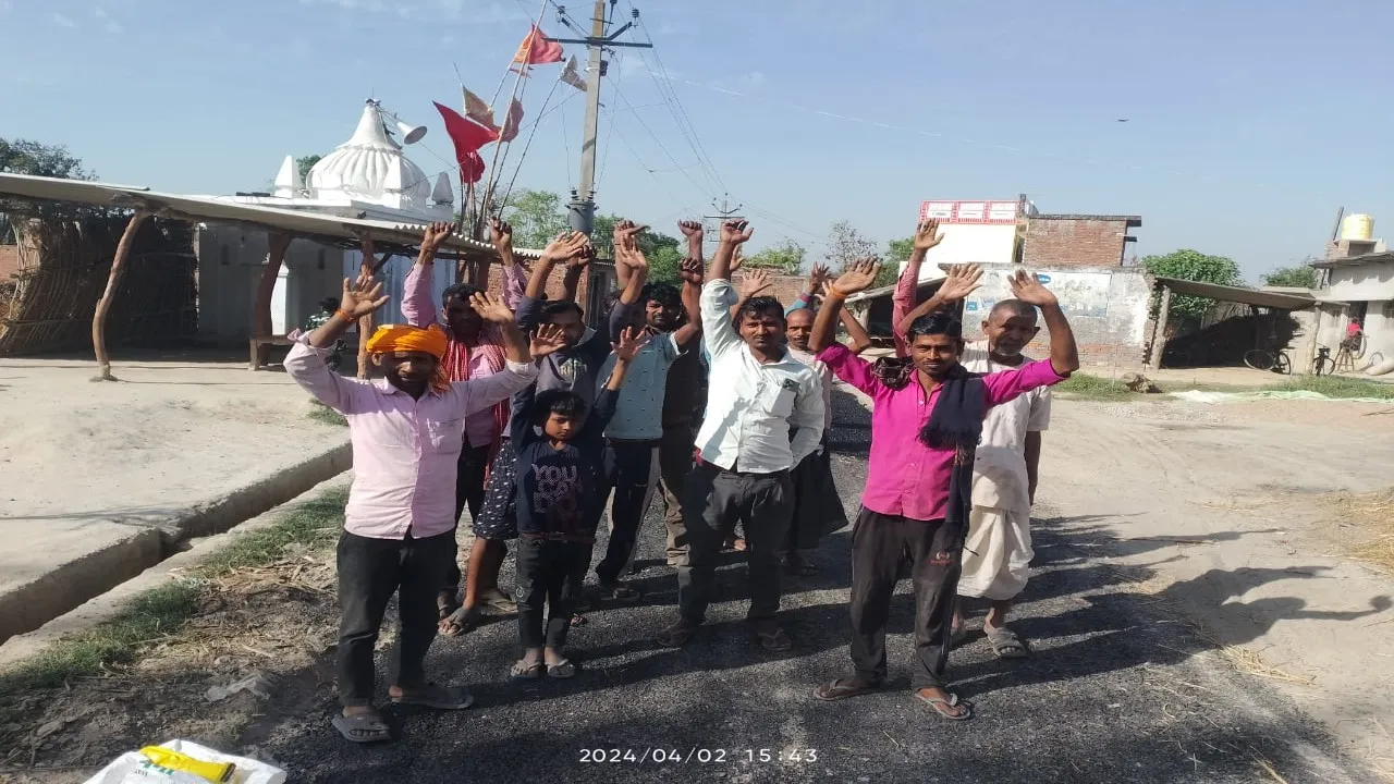 बहराइच: मानक विहीन सड़क निर्माण को लेकर ग्रामीणों का प्रदर्शन