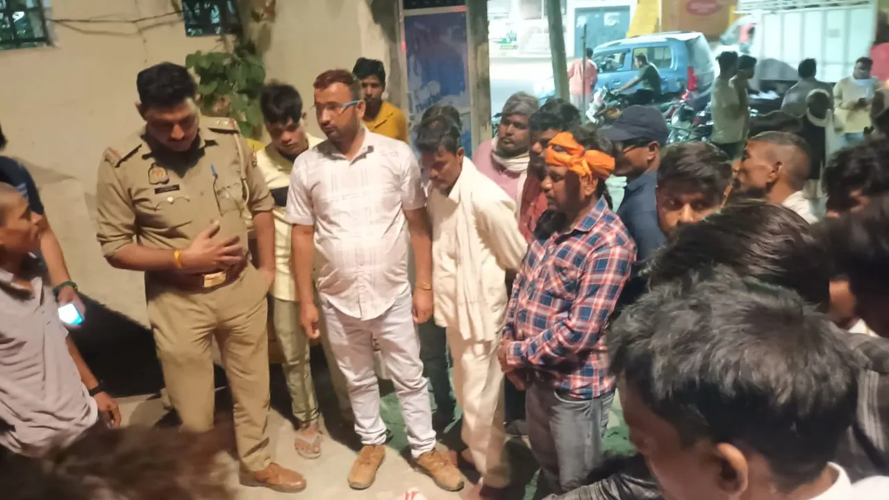 Kanpur Dehat: प्रसूता की मौत से गुस्साए परिजनों ने अस्पताल के बाहर शव रखकर किया हंगामा, लगाया ये आरोप...