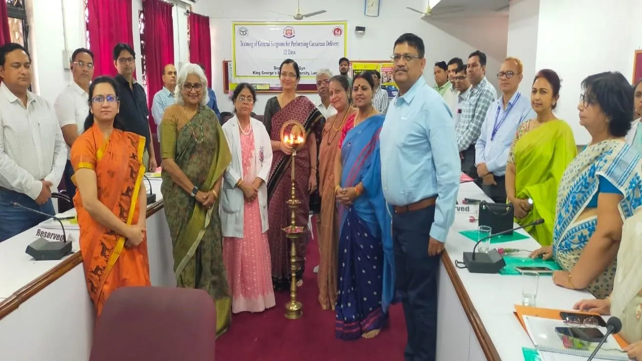 लखनऊ: मेडिकल फील्ड में पहली बार हो रहा बड़ा बदलाव, जनरल सर्जरी के डॉक्टर सिजेरियन का ले रहे प्रशिक्षण
