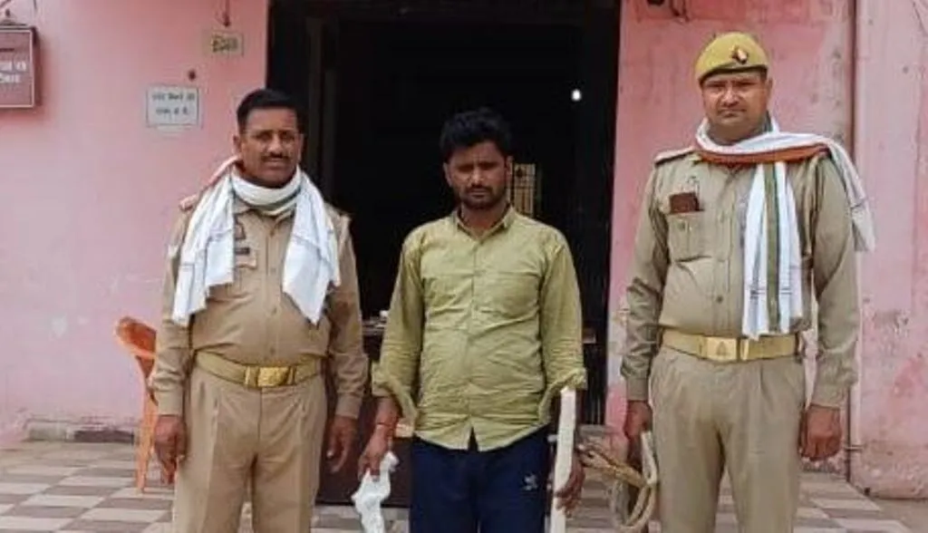 बदायूं: छोटे की हत्या कर फरार चल रहा 25 हजार का इनामी बड़ा भाई गिरफ्तार, तमंचा बरामद