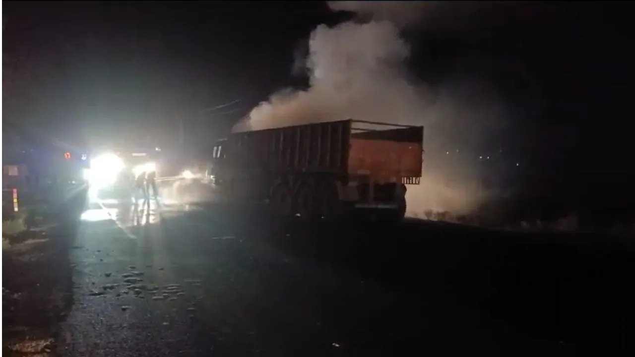 Fatehpur: बाइक सवारों को टक्कर मारने के बाद ट्रक में लगी आग, चालक-कंडक्टर ने कूदकर बचाई जान, युवकों की हालत गंभीर