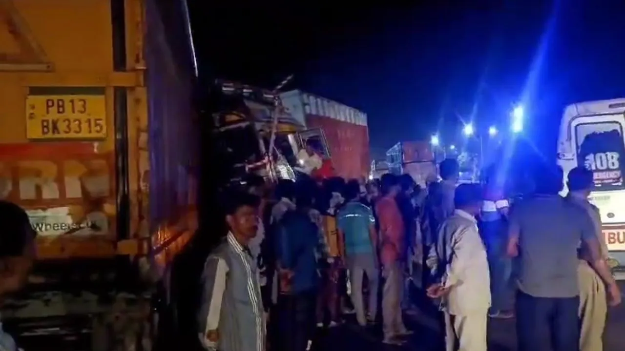 Fatehpur Accident: मौरंग लदे ट्रक की कंटेनर से भिड़ंत; हादसे में ट्रक चालक की मौत, दो लोग घायल