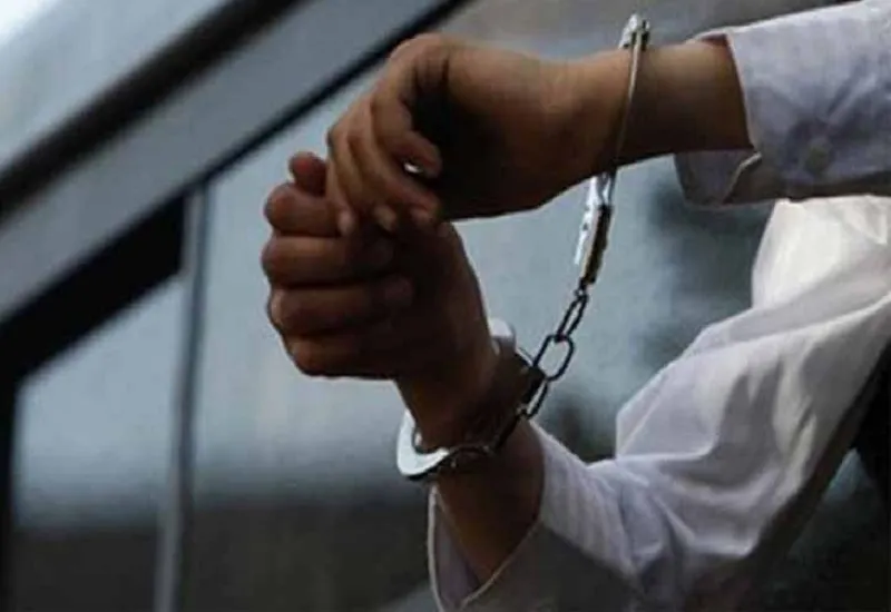 मुरादाबाद : व्यापारियों ने फर्जी आयकर अधिकारी पकड़ा, पुलिस को सौंपा
