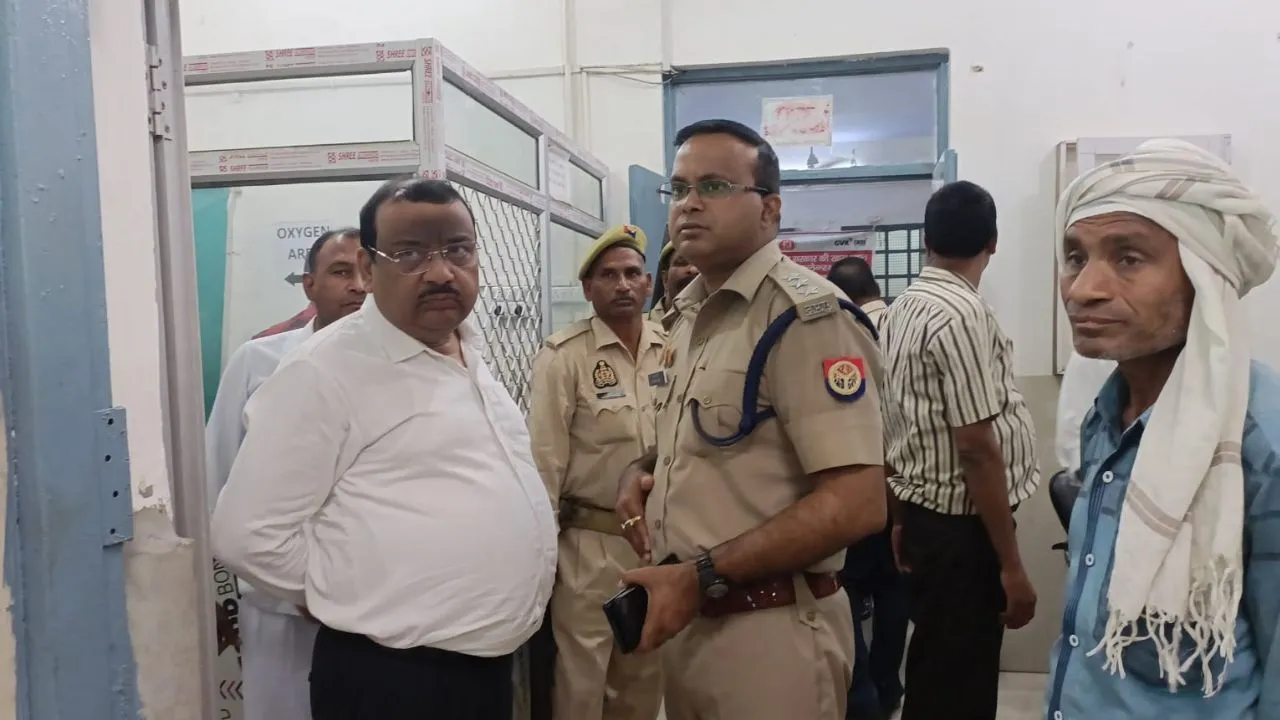Farrukhabad: नगर पालिका के ट्रैक्टर ने स्कूटी में मारी टक्कर; युवक की हुई मौत, साथी की हालत गंभीर, परिचनों में कोहराम