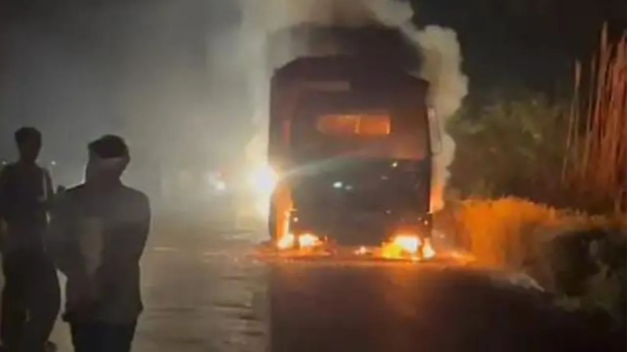 Fatehpur Crime: शार्ट सर्किट से डंपर में लगी आग...चालक छोड़कर हुआ फरार, दमकल ने पाया काबू
