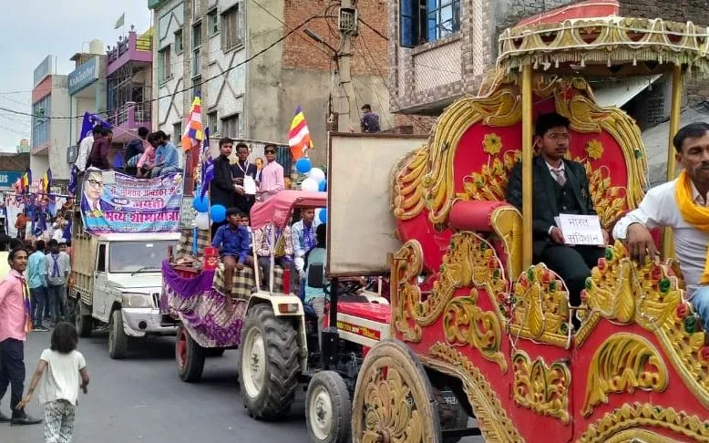 कासगंज: धूमधाम से निकाली गई संविधान निर्माता बाबा साहेब की शोभायात्रा, लोगों ने जगह-जगह पुष्पवर्षा कर किया स्वागत 