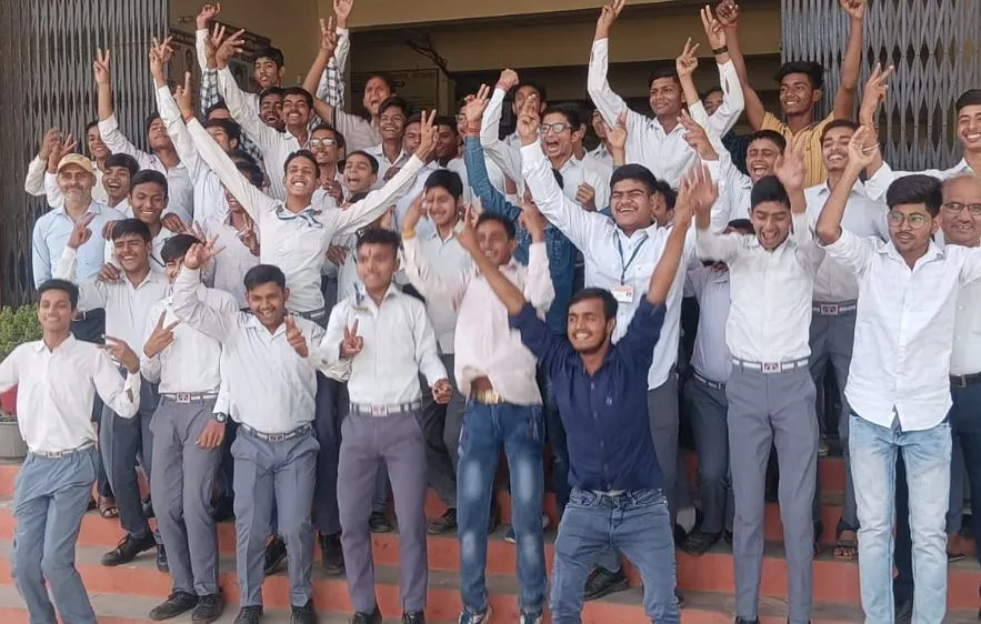 शाहजहांपुर: यूपी बोर्ड परीक्षा में सफलता मिली तो बच्चे बोले- आज मैं ऊपर...आसमां नीचे