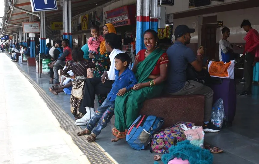 किसान आंदोलन: लंबा होता जा रहा ट्रेनों का इंतजार, 16 घंटे तक देरी से पहुंचीं