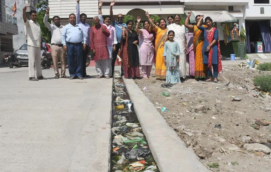 Bareilly News: सफाई और जल निकासी की समस्या से परेशान लोगों ने चुनाव बहिष्कार का किया एलान, पार्षद के खिलाफ जताया विरोध 