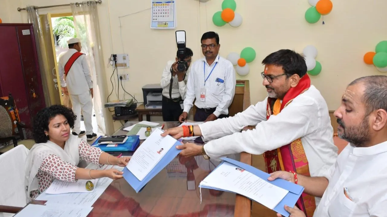 Banda: भाजपा और बसपा उम्मीदवार समेत तीन प्रत्याशियों ने दाखिल किए नामांकन पत्र