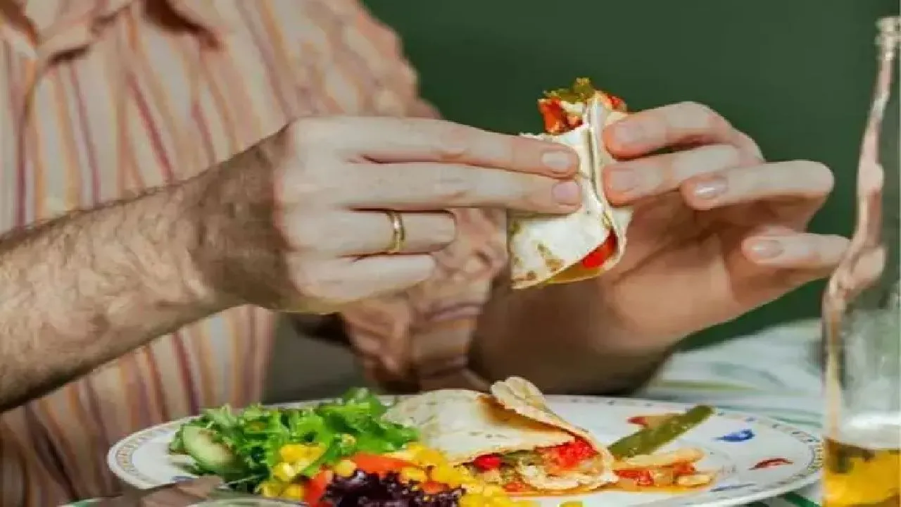 Fatehpur: बाहर के खाने से अधिक नुकसानदायक है बासी खाना, लोग हो रहे बीमार, खराब खाने की ऐसे करें पहचान...