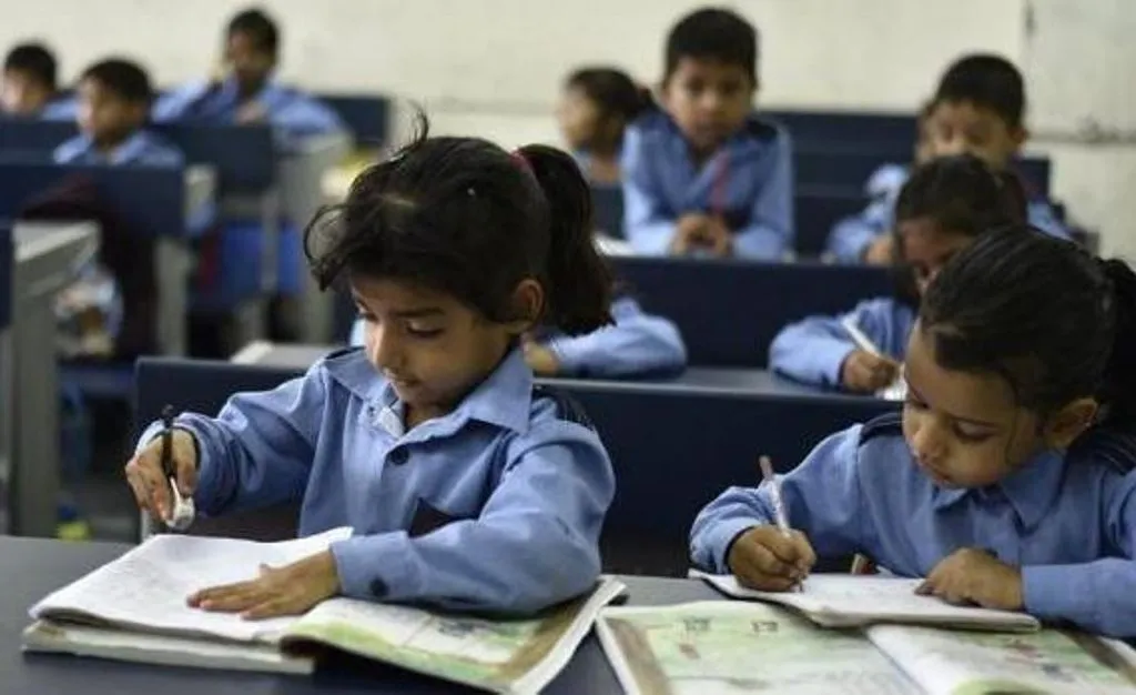 बदायूं: मुफ्त शिक्षा से अभिभावकों का मोह हो रहा भंग, एक साल पढ़ाई करने के बाद स्कूलों से कटवा रहे बच्चों का नाम