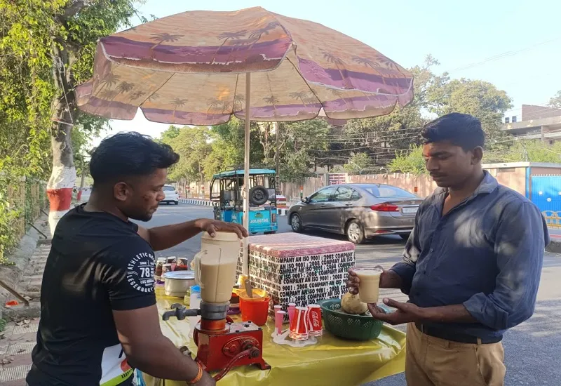 रामपुर : गर्मी बढ़ने से ठंडे पेय पदार्थों की बढ़ी ब्रिकी, शहर में जगह-जगह लग गए बेल-गन्ने के जूस के ठेले