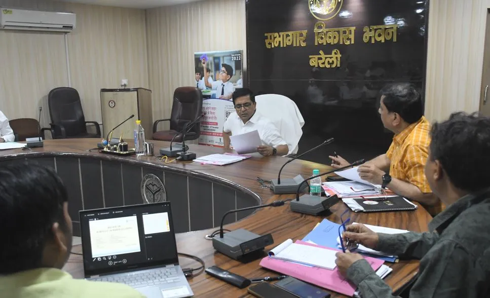 Bareilly News: पावर कारपोरेशन के चेयरमैन ने हर माह बिजली बिल न बनाने पर अफसरों को लगाई फटकार