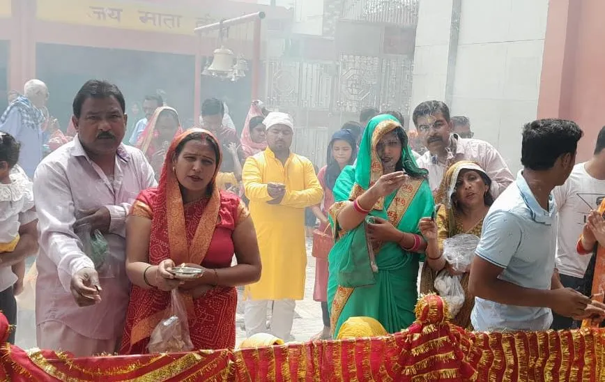 बदायूं: नवरात्र के पहले दिन देवी मंदिरों में उमड़े भक्त, गूंजे माता के जयकारे