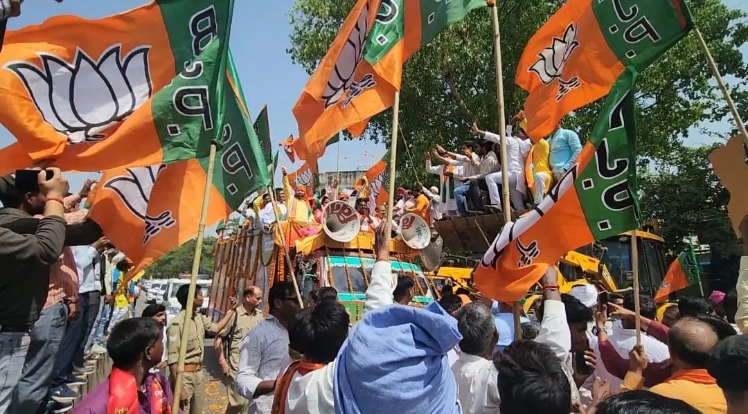 बाराबंकी: अवैध निर्माण ढहाने वाले बुलडोजर से बरसे फूल