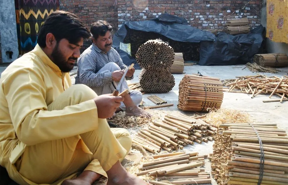 पीलीभीत: चुनावी माहौल बनाने में खूब काम आई बांसुरी, दम तोड़ते सुरों को कब मिलेगी रफ्तार
