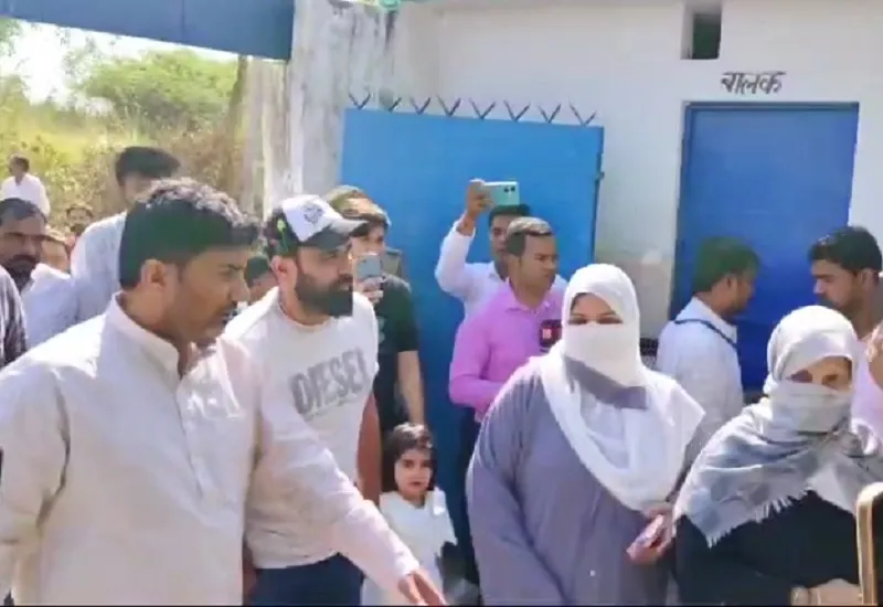 अमरोहा : भारतीय तेज गेंदबाज मोहम्मद शमी ने किया मतदान, कहा- अपने पसंद के प्रत्याशी को वोट दें 