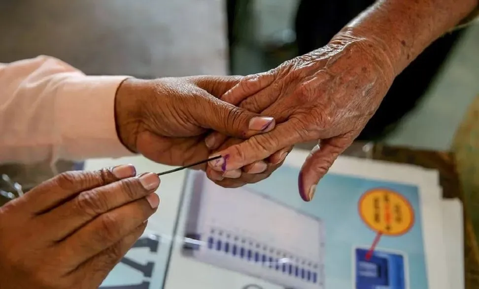 Bareilly News: अंतिम प्रकाशन के बाद भी बढ़ रहे मतदाता, नामांकन की अंतिम तिथि 19 अप्रैल तक कर सकते हैं आवेदन 