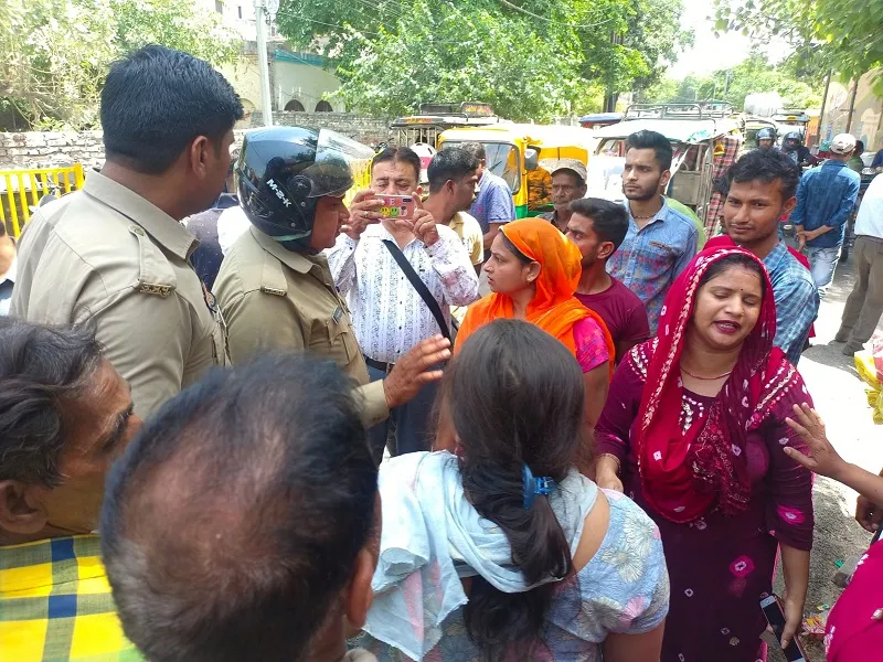 मुरादाबाद : जिला कारागार के सामने आपस में भिड़ी महिलाएं, मौके पर पहुंची पुलिस...जानिए पूरा मामला 