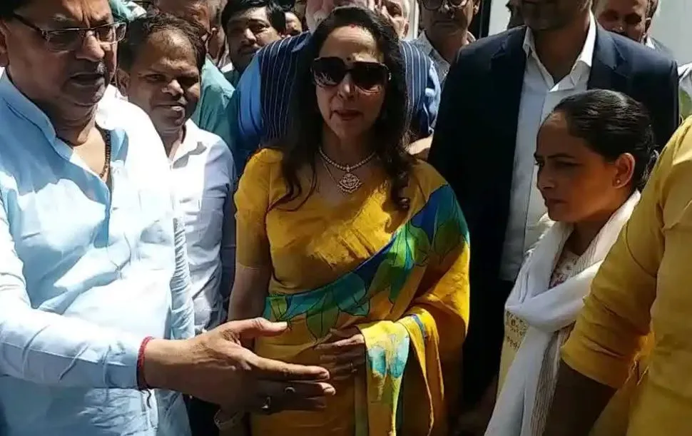 लोकसभा चुनाव 2024: हेमा मालिनी ने मथुरा सीट से किया नामांकन, बीजेपी ने लगातार तीसरी बार बनाया है उम्मीदवार