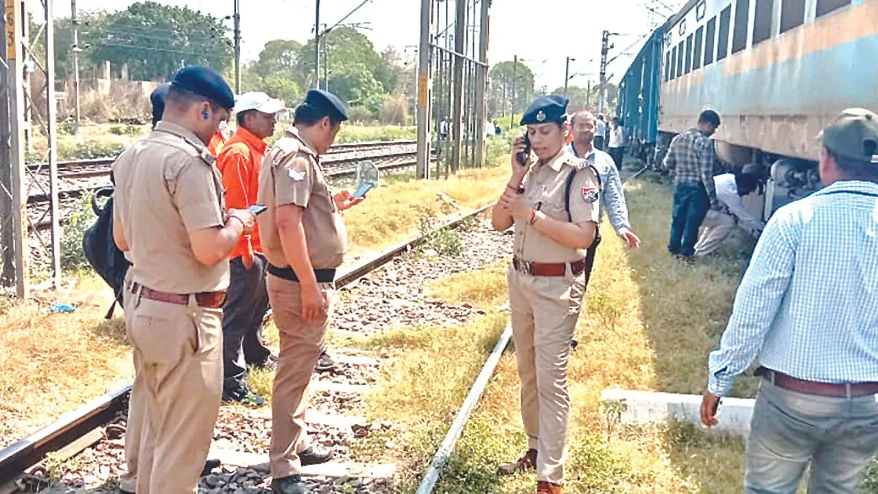 Kanpur: खाद लदी मालगाड़ी का इंजन पटरी से उतरा; सूचना मिलने पर भी सवा घंटे बाद मौके पर पहुंचा दुर्घटना राहत यान