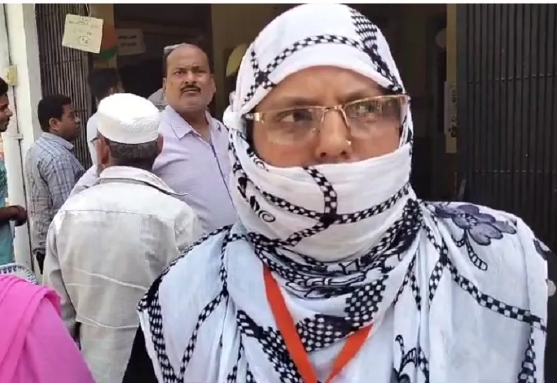 मुरादाबाद : पहली बार मुस्लिम बूथ एजेंट की लगाई गई ड्यूटी, महिलाओं का नकाब हटवाकर कर रहीं आईडी से मिलान