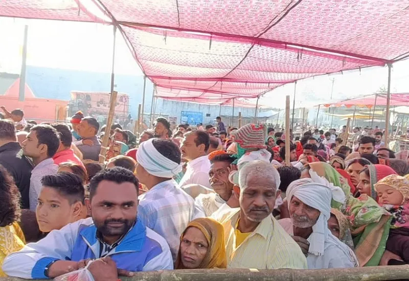 अमरोहा : मां ललिता देवी मंदिर में श्रद्धालुओं की उमड़ी भीड़, टेका मत्था...मांगी सुख-शांति