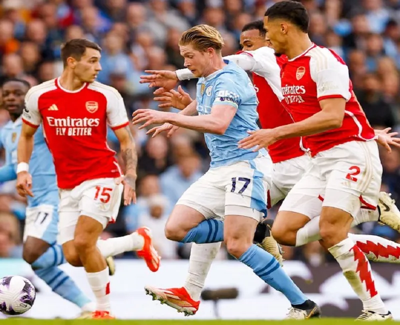 Premier League : मैनचेस्टर सिटी और आर्सेनल का मैच ड्रॉ, लिवरपूल खिताबी दौड़ में सबसे आगे 