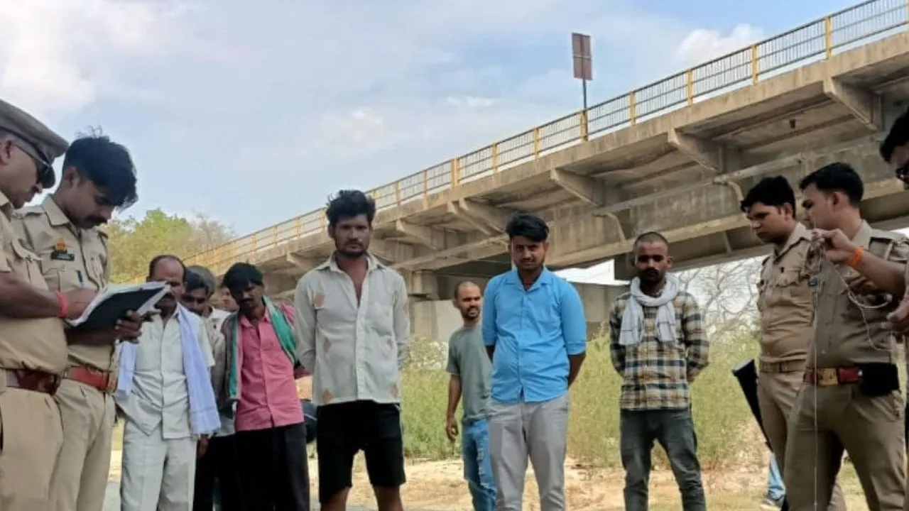 Unnao: चंदन घाट में मिला अज्ञात युवक का शव, अनहोनी की आशंका, पुलिस को मृतक के पास से मिला ये सामान...