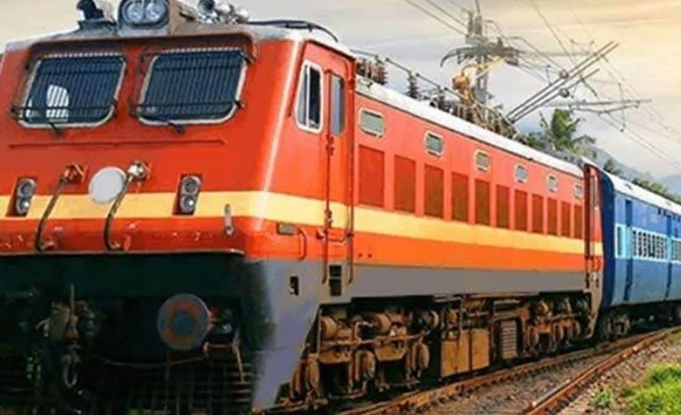 शाहजहांपुर: रेलवे के मुख्य बुकिंग पर्यवेक्षक और महिला कर्मचारी मुरादाबाद तलब