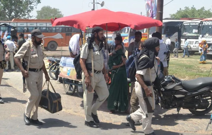 पीलीभीत: पैरामिलिट्री फोर्स के हवाले रहेंगे अतिसंवेदनशील बूथ, 24 घंटे चालू रहेगा कंट्रोल रूम का नंबर 